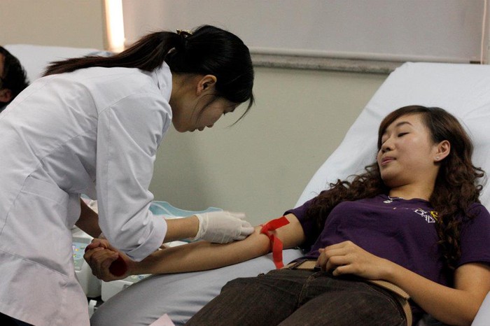 Cuối cùng để góp thêm phần hi vọng nhỏ bé cho các bệnh nhi, nhà ngoại giao tương lai đều tự nguyện tham gia hiến máu. Một hành động, một nghĩa cử cao đẹp càng tô phần thêm cho các Miss DAV 2012